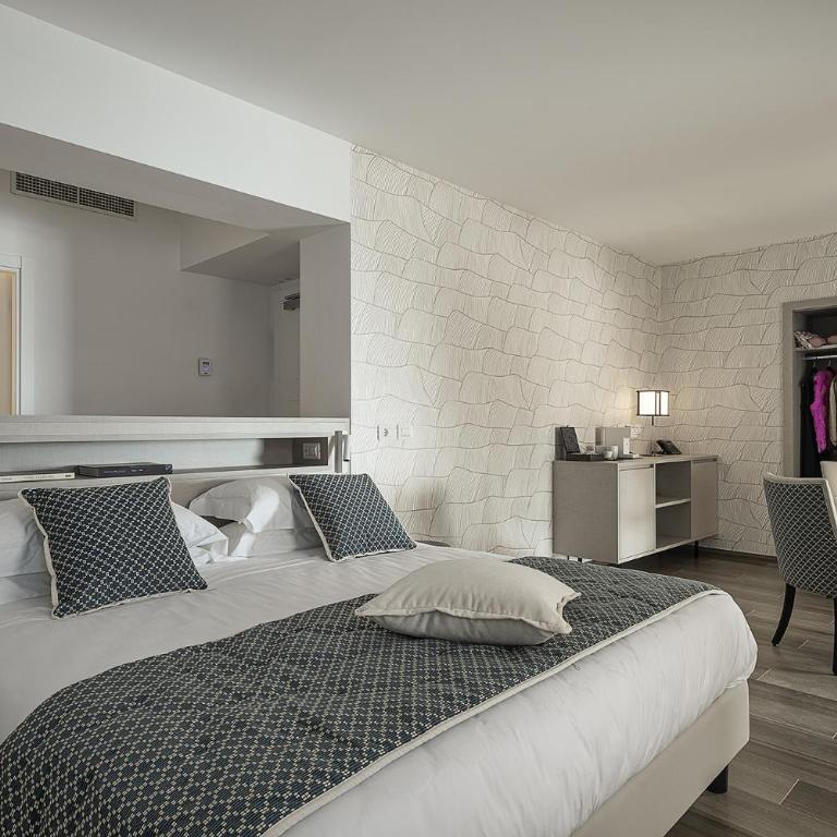 Sublimis Boutique Hotel, WorldHotels Elite - Deluxe Queen Room with Terrace and Sea View - Non-Smoking - 9