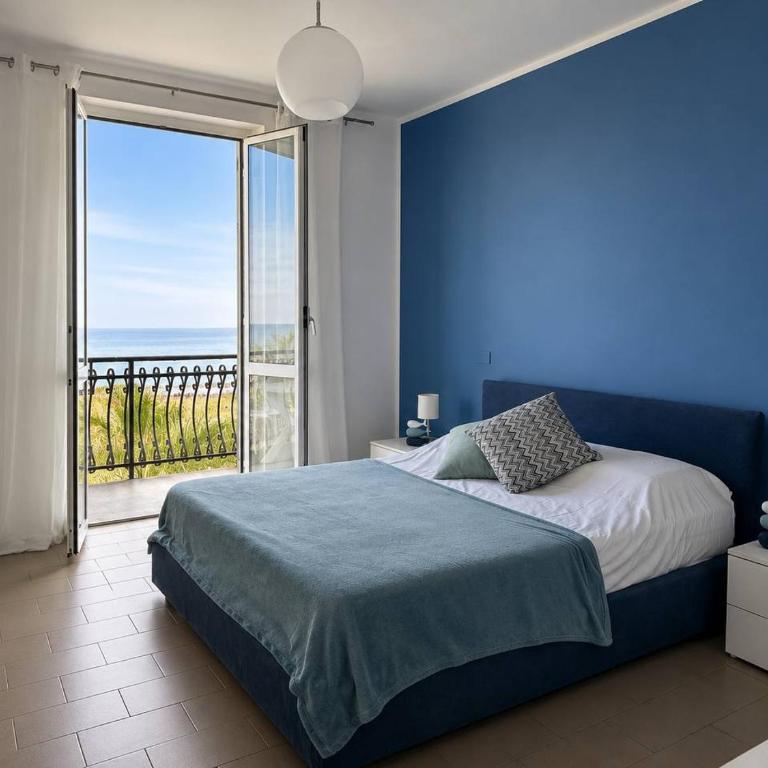 Riviera House - Two-Bedroom Apartment with Balcony and Sea View - 1