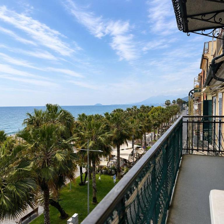 Riviera House - Two-Bedroom Apartment with Balcony and Sea View - 5