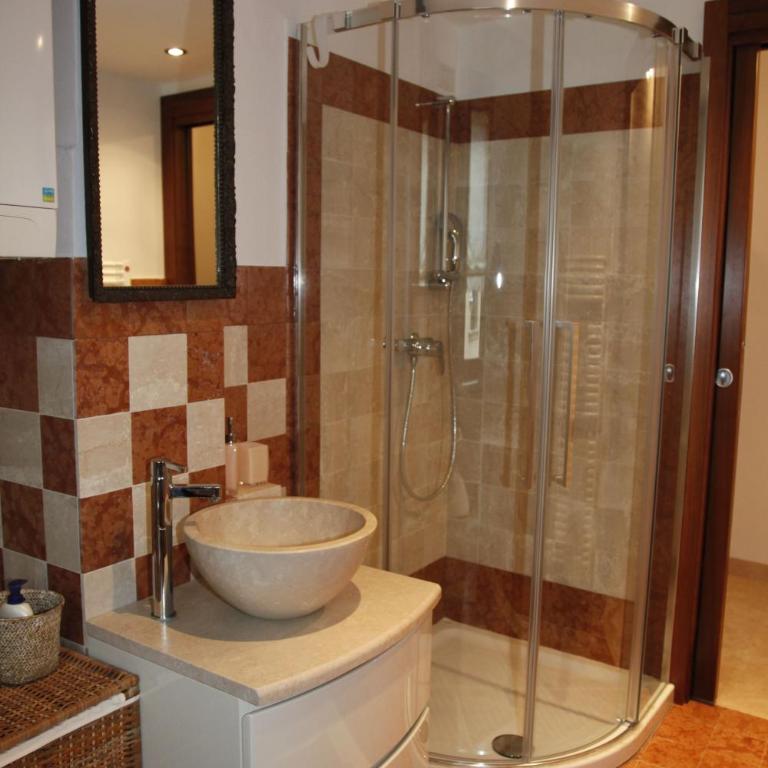 Centre 2 bedroom Flat - Two-Bedroom Apartment - 12