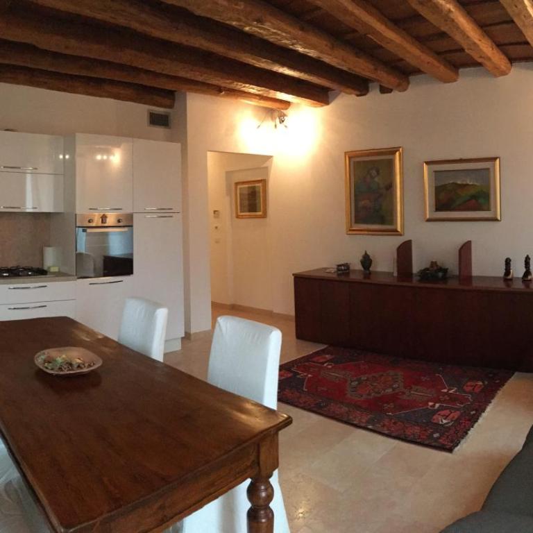 Centre 2 bedroom Flat - Two-Bedroom Apartment - 3