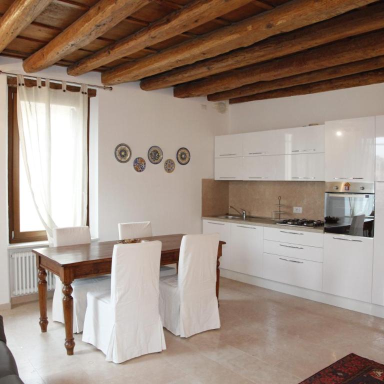 Centre 2 bedroom Flat - Two-Bedroom Apartment - 1