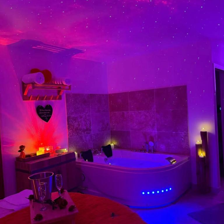 COCON LOVE Suite Romantique Balnéo La Citadelle Aigues Mortes - Studio avec Lit King-Size - 7