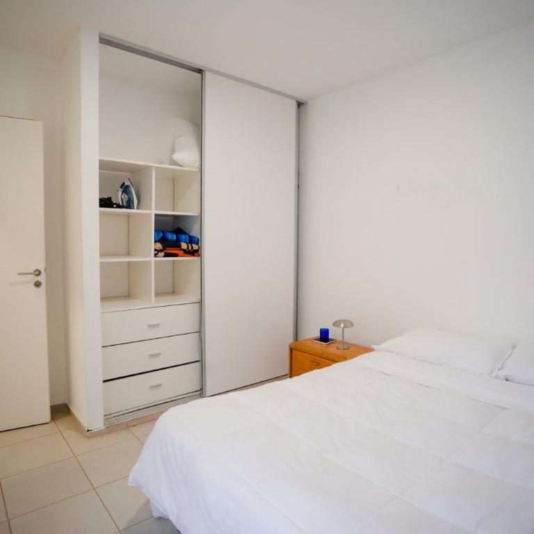 Temporario Sur, para 4 personas con jardín y escritorio, zona IUPA en Gral Roca - Apartamento de 1 dormitorio - 45