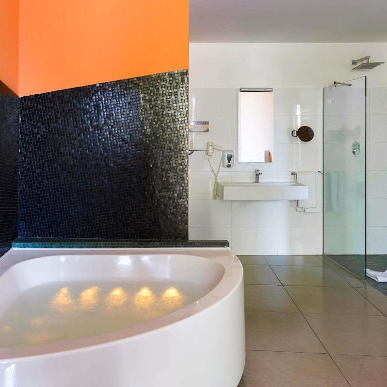 ibis Styles Catania Acireale - Camera Superior con 1 Letto King-Size, Vasca da Bagno con Idromassaggio e Vista - 4