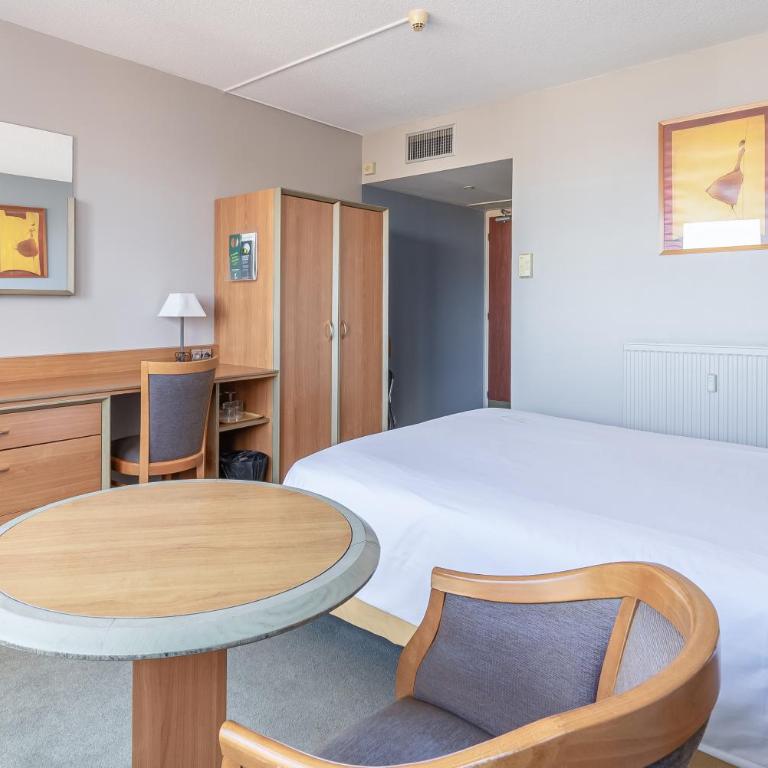 Holiday Inn Calais - Centre Car Ferry by IHG - Chambre Standard Lit Queen-Size - 4