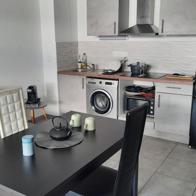 Appartement cosy et lumineux avec belle terrasse, à deux pas du tram Sabines - Appartement 1 Chambre - 2