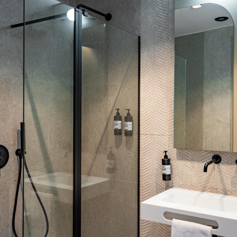FORTINN Puerta del Sol - Deluxe Double Room with Balcony - 7