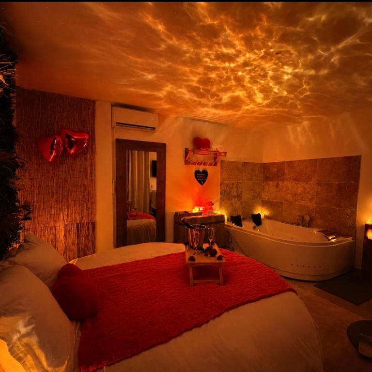 COCON LOVE Suite Romantique Balnéo La Citadelle Aigues Mortes - Studio avec Lit King-Size - 4