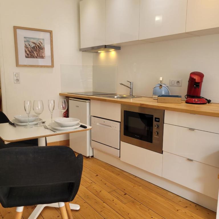 avec CLIMATISEUR APPARTEMENT DESIGN vous propose, un appartement 2 chambres et salon, 3 appartements une pièce, NETFLIX, lits faits à votre arrivée, serviettes de toilette, Ménage, Wifi ,Plage à 190m, BOX à Vélos, paiement 3 fois sans frais - Appartement avec Douche - 7
