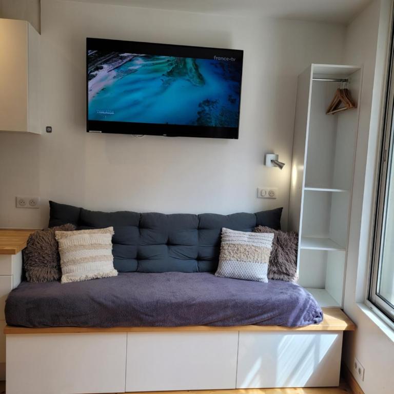 avec CLIMATISEUR APPARTEMENT DESIGN vous propose, un appartement 2 chambres et salon, 3 appartements une pièce, NETFLIX, lits faits à votre arrivée, serviettes de toilette, Ménage, Wifi ,Plage à 190m, BOX à Vélos, paiement 3 fois sans frais - Appartement avec Douche - 2