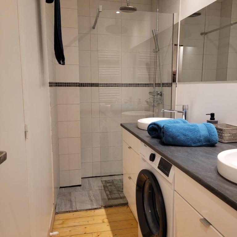avec CLIMATISEUR APPARTEMENT DESIGN vous propose, un appartement 2 chambres et salon, 3 appartements une pièce, NETFLIX, lits faits à votre arrivée, serviettes de toilette, Ménage, Wifi ,Plage à 190m, BOX à Vélos, paiement 3 fois sans frais - Appartement avec Douche - 3
