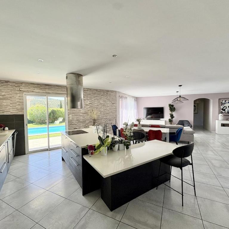 Villa avec piscine, 4 chambres, jardin, dans le massif des maures - Villa con Piscina Privata - 35