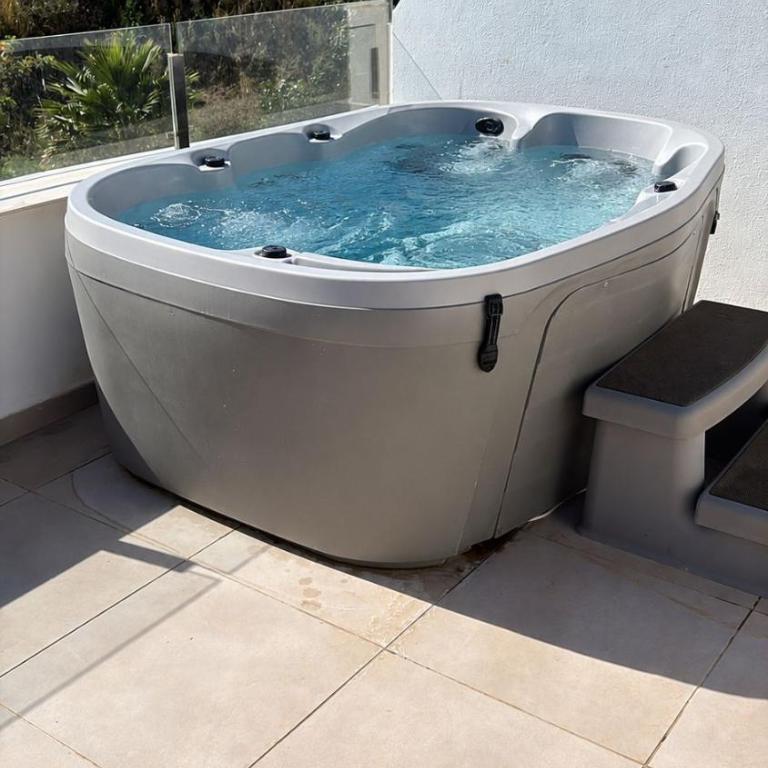Beautiful and spacious 2 bedroom apartment with jacuzzi, Nerja - Apartamento Deluxe de 2 dormitorios con vistas al jardín - 25