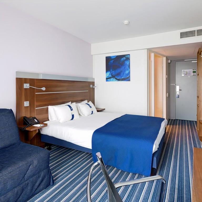 Novotel Marseille Centre Gare - Chambre Familiale avec Lit Double et Canapé-Lit - 4