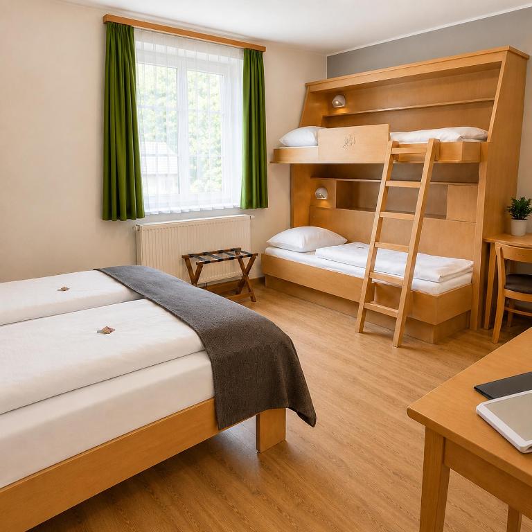 JUFA Hotel Schloss Röthelstein - Self Check-in - Vierbettzimmer - Nebengebäude - 1