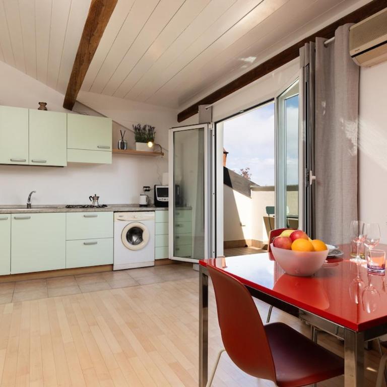 Elegant Attic Loft w PrivateTerrace AC & Fast WiFi - Appartamento con 1 Camera da Letto - 14