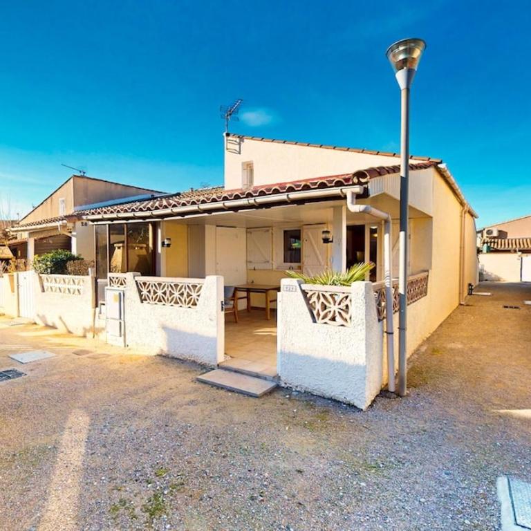 Petite maison climatisée à 250m de la plage - Two-Bedroom House - 1