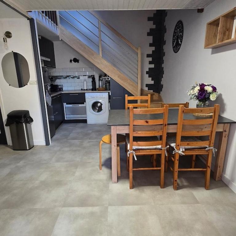 Petite maison climatisée à 250m de la plage - Two-Bedroom House - 9