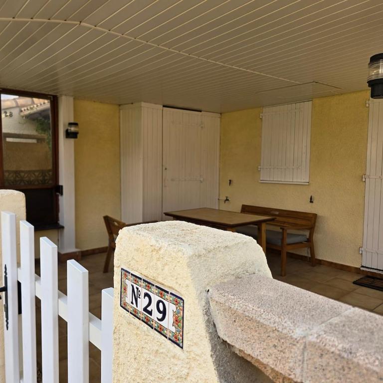 Petite maison climatisée à 250m de la plage - Two-Bedroom House - 19