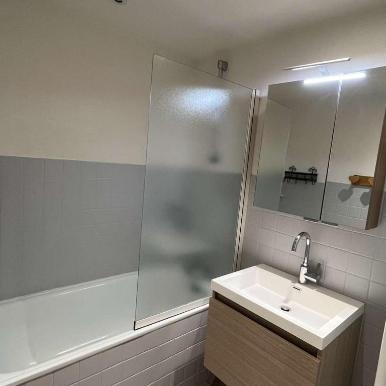 Appartement spacieux avec balcon - 4 pers. - FR-1-871-59 - Apartment - 6