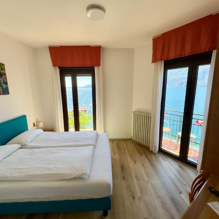 Hotel S.Maria - Camera Matrimoniale/Doppia con Letti Singoli con Balcone e Vista Lago - 1