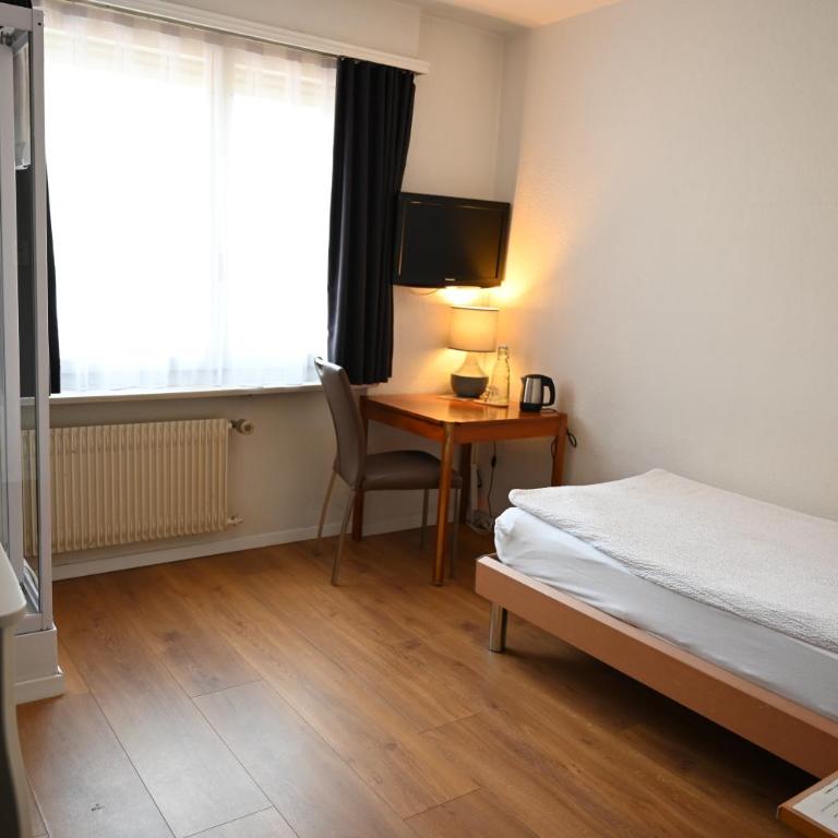 Hotel Europe Brig - Budget Einzelzimmer mit eigenem, externem WC - 3
