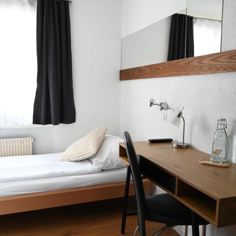 Hotel Europe Brig - Budget Einzelzimmer mit eigenem, externem WC - 2