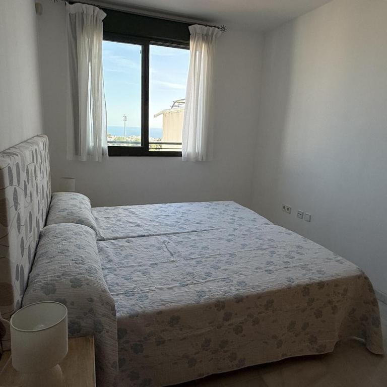 Apartamento con terraza, vistas al mar y piscina - Apartamento de 2 dormitorios - 11