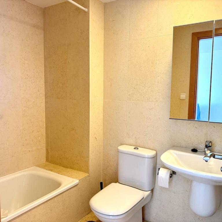 Apartamento con terraza, vistas al mar y piscina - Apartamento de 2 dormitorios - 15