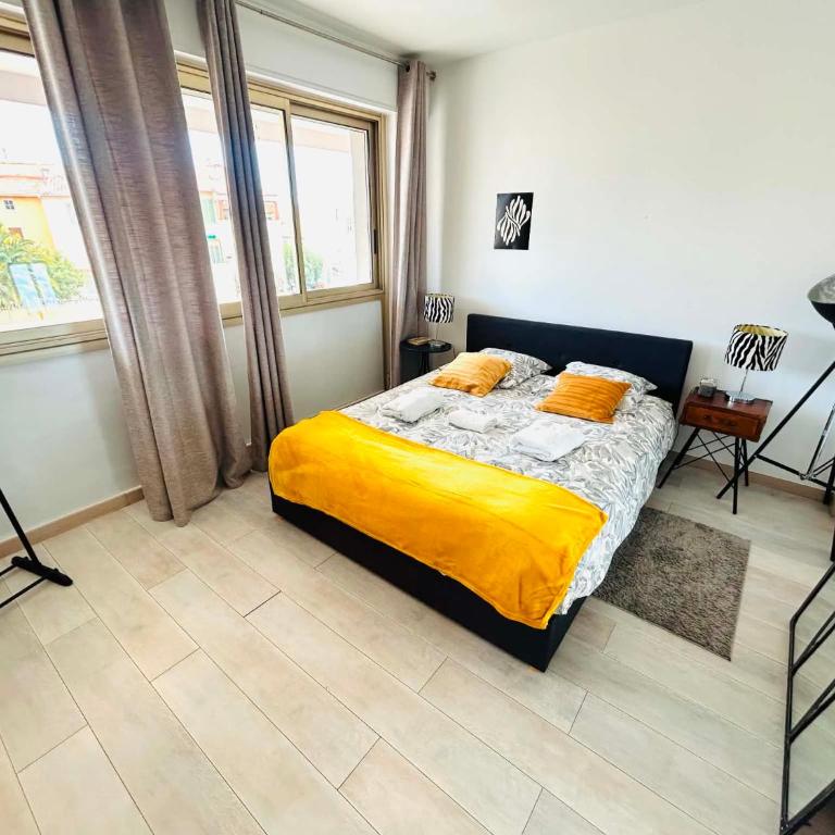 2 Bedroom Apartment in Cannes Suquet - Private Parking, Walk to Palais & Beaches - Appartement 2 Chambres - 56