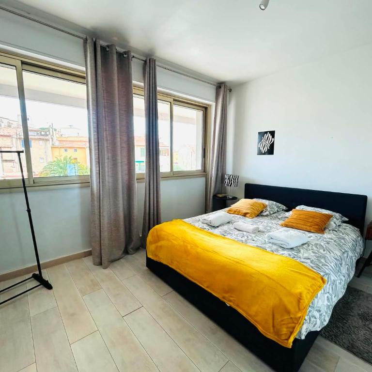 2 Bedroom Apartment in Cannes Suquet - Private Parking, Walk to Palais & Beaches - Appartement 2 Chambres - 57