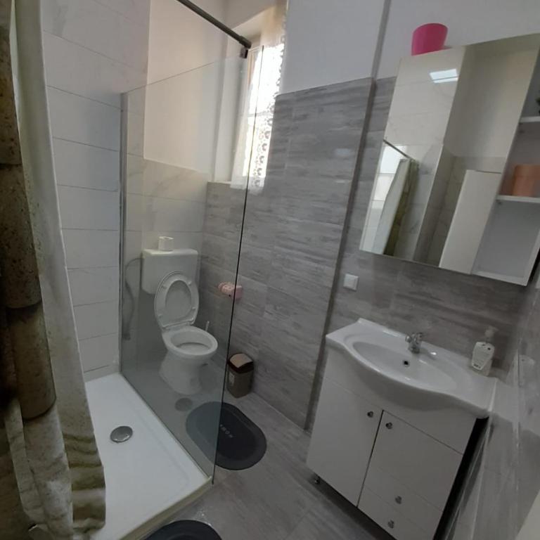 FG Apartment - Niskobudžetna Dvokrevetna Soba sa Bračnim Krevetom - 7