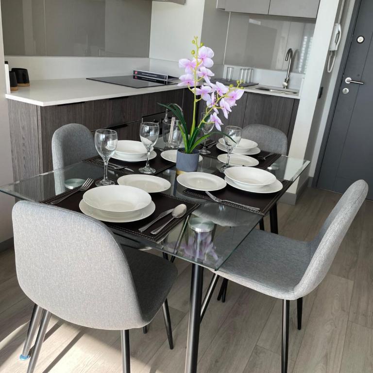Moderno Depto con Estacionamiento Cerca Metro, Wifi & Gym - Apartamento de 1 dormitorio - 2