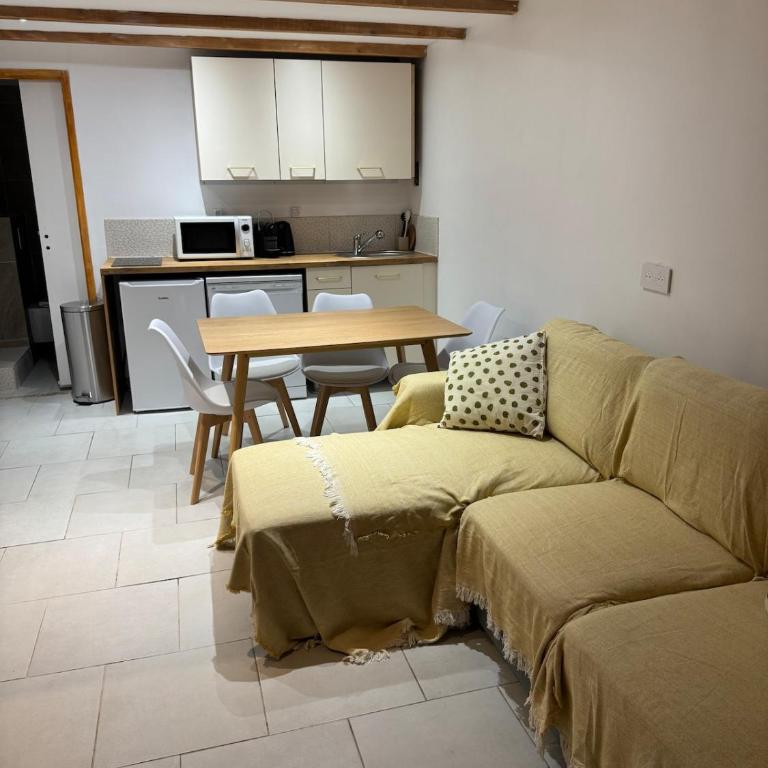 Dépendance de maison avec terrasse privée Bormes - Apartment mit 1 Schlafzimmer - 6