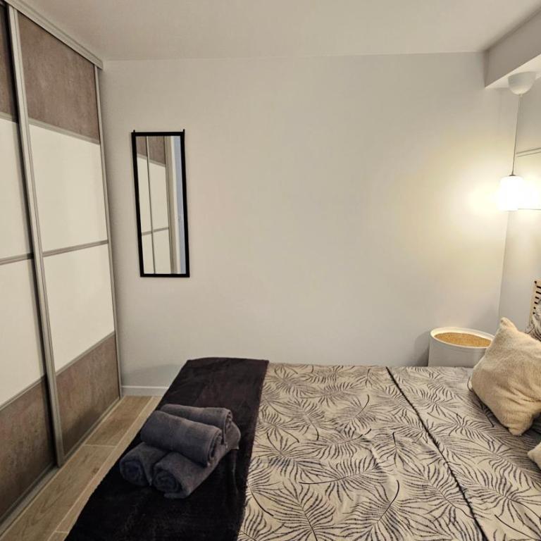 Logement climatisé rénové avec cour, Parking gratuit, Proche Festival et remparts - Apartment mit 1 Schlafzimmer - 9