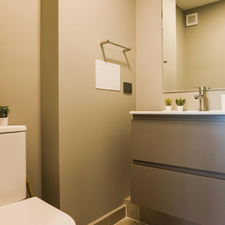 Chic Las Condes Apt Balcony & Pool Access - Apartment - 26