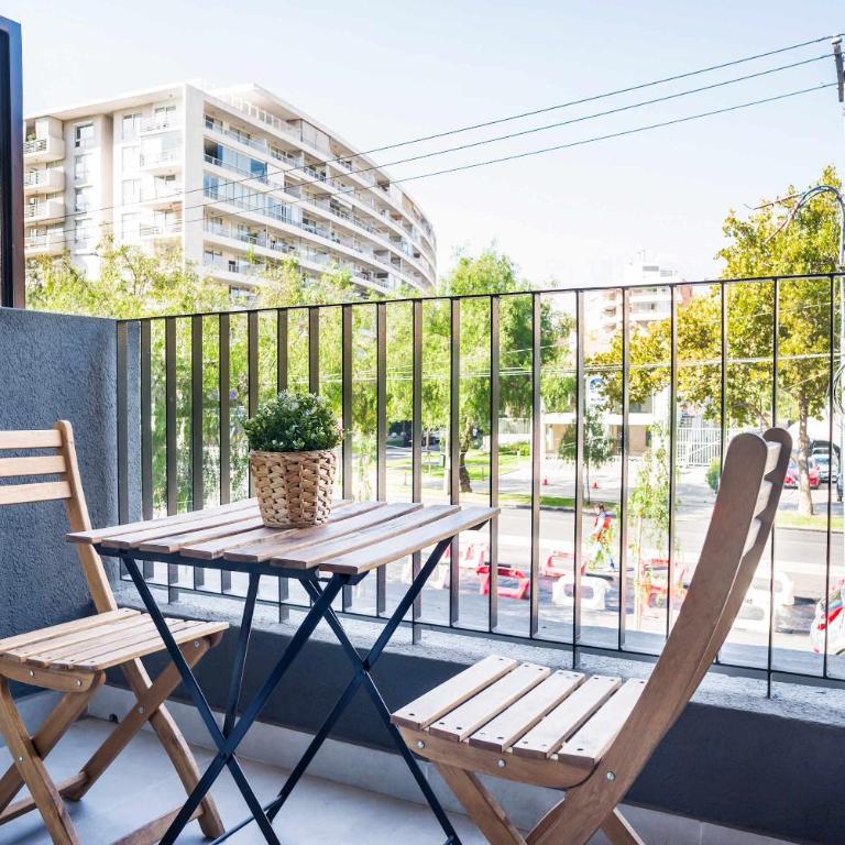 Chic Studio in Las Condes with City Views - Apartment - 2