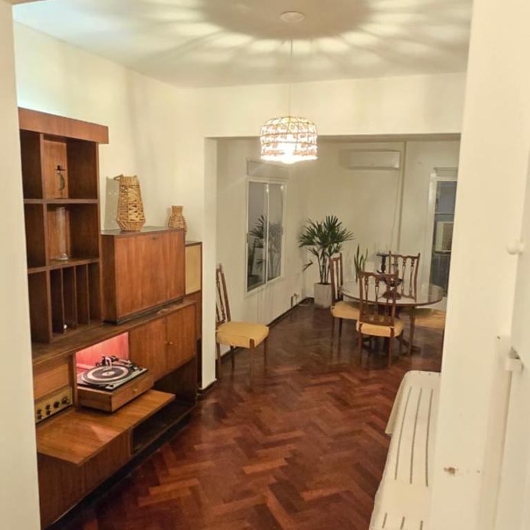 Antiguo departamento interno en el centro de Mendoza - Habitación Familiar - 1