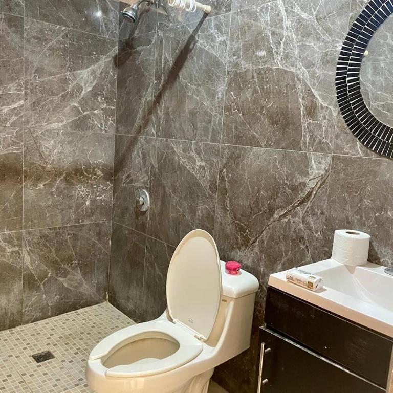 oriente con cama doble a 15 min de estadio - One-Bedroom Apartment - 3