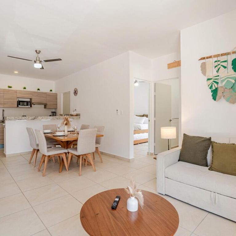 Resort Vibes King bed pool balcony 10 min to Beach - Two-Bedroom Apartment with Balcony - 10
