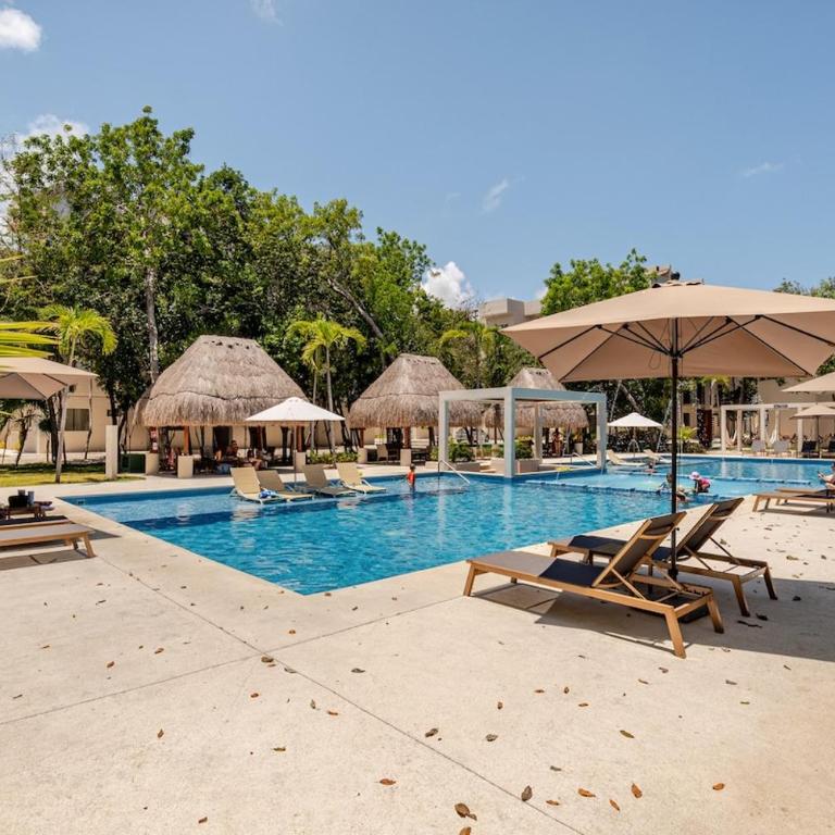 Resort Vibes King bed pool balcony 10 min to Beach - Two-Bedroom Apartment with Balcony - 2