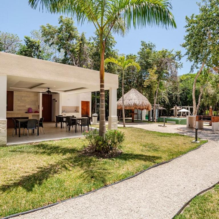 Resort Vibes King bed pool balcony 10 min to Beach - Two-Bedroom Apartment with Balcony - 41