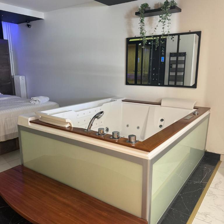 L&H SUIT - Suite avec Jacuzzi - 7