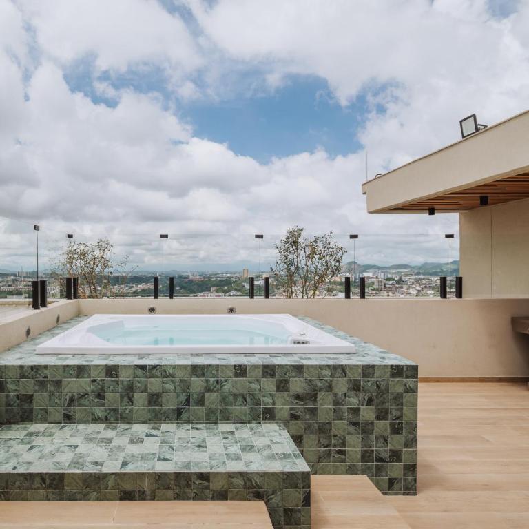 City View Loft with Coworking & 20th Floor Jacuzzi - One-Bedroom Apartment - 3