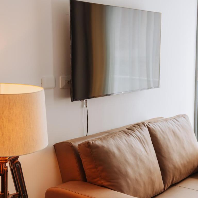 City View Loft with Coworking & 20th Floor Jacuzzi - One-Bedroom Apartment - 18