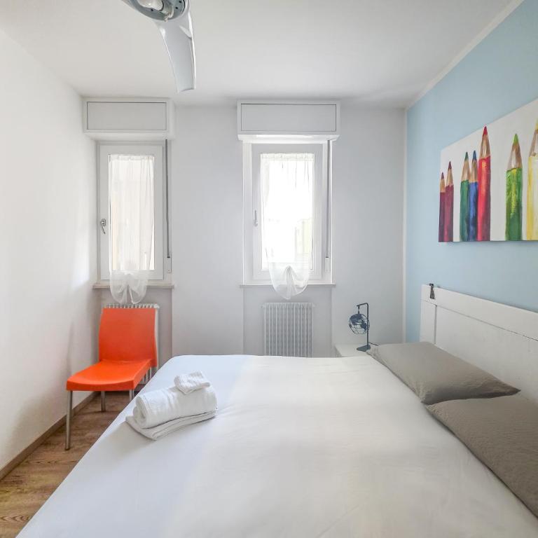 B&B Color Rovereto - Camera Matrimoniale con Bagno in Comune - 2