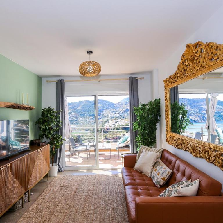 Mediterranean Dream with Sea Views, Parking & Pool - Three-Bedroom Apartment with Sea View - 3