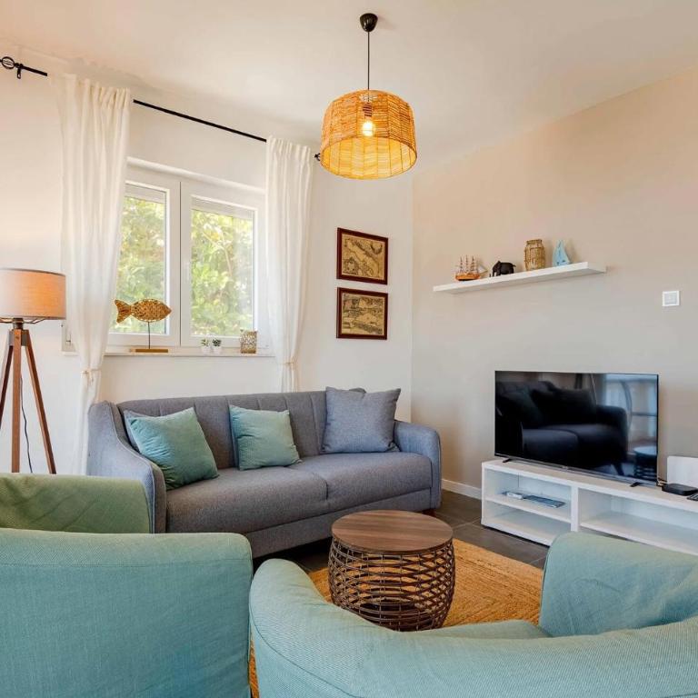 Cozy Home In Tivat With House A Panoramic View - Seven-Bedroom House - 2