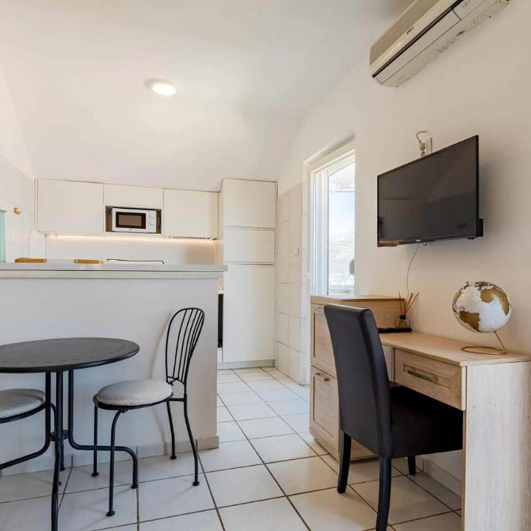 Cozy Home In Tivat With House A Panoramic View - Seven-Bedroom House - 3